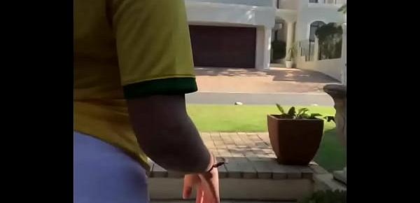  Novinha muito gostosa de shortinho curto usando a camisa da Seleção Brasileira